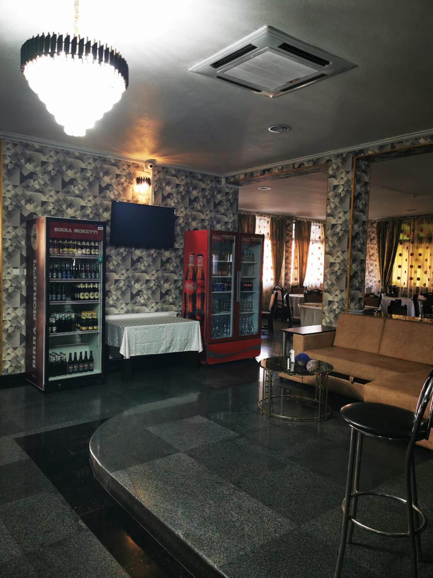 Casa Simescu II Hostel การันเซเบช ภายนอก รูปภาพ