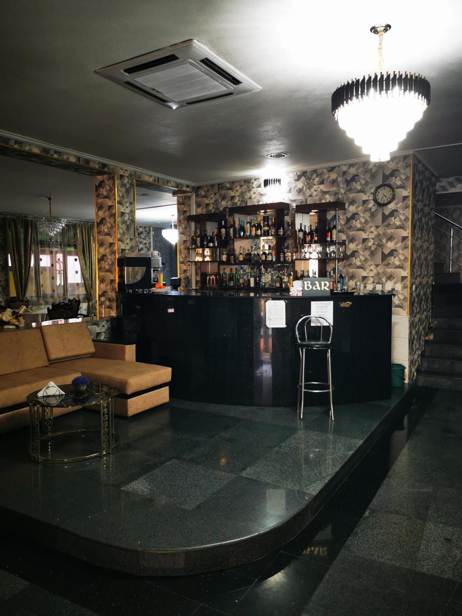 Casa Simescu II Hostel การันเซเบช ภายนอก รูปภาพ