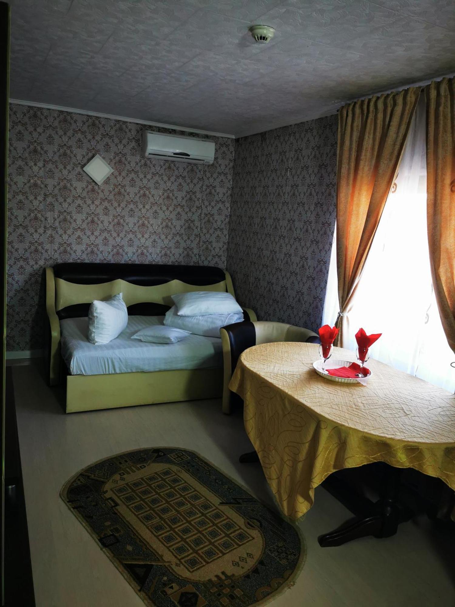 Casa Simescu II Hostel การันเซเบช ภายนอก รูปภาพ