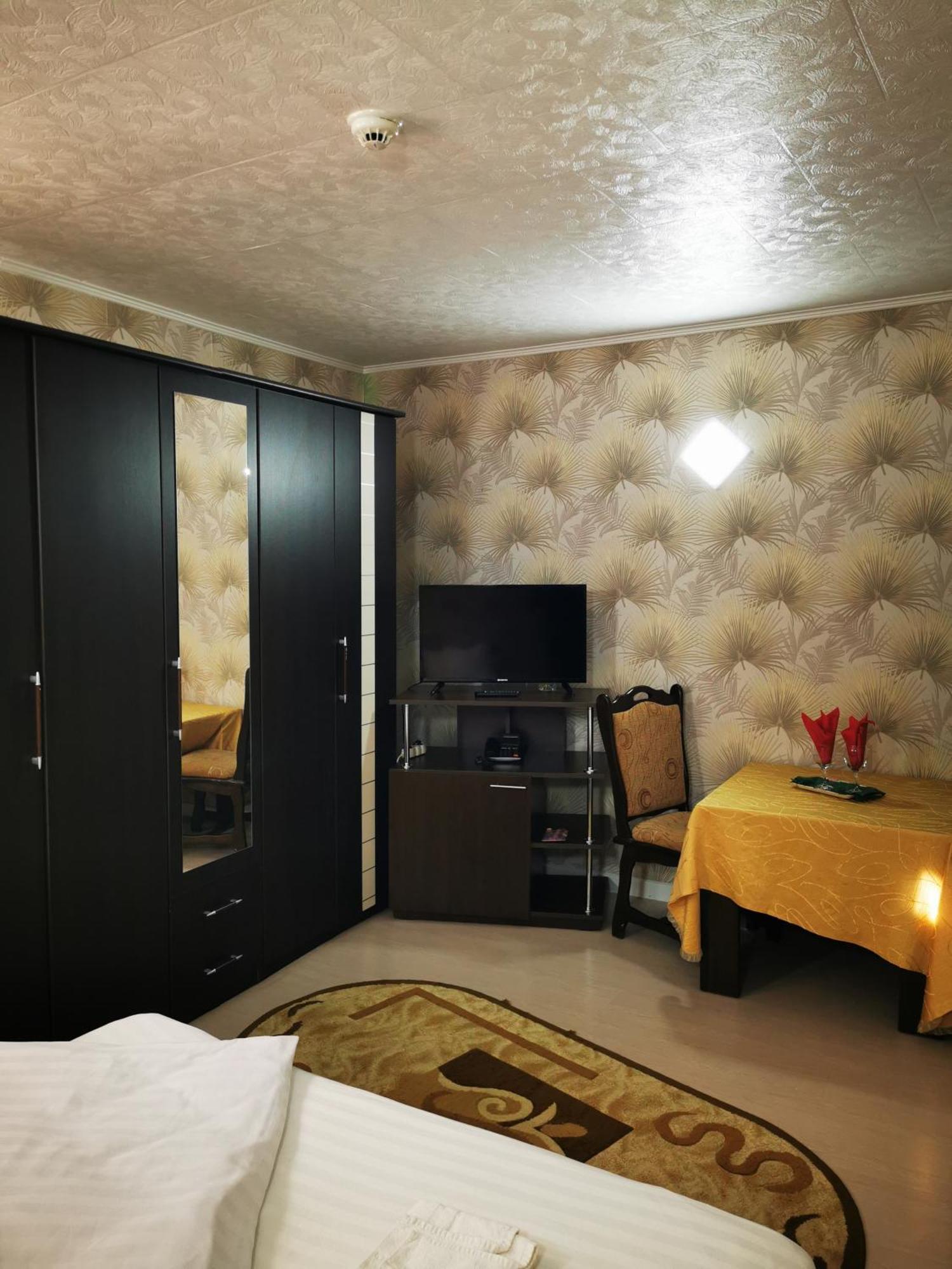 Casa Simescu II Hostel การันเซเบช ภายนอก รูปภาพ